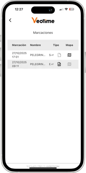 Pantalla móvil mostrando historial de fichadas del empleado.
